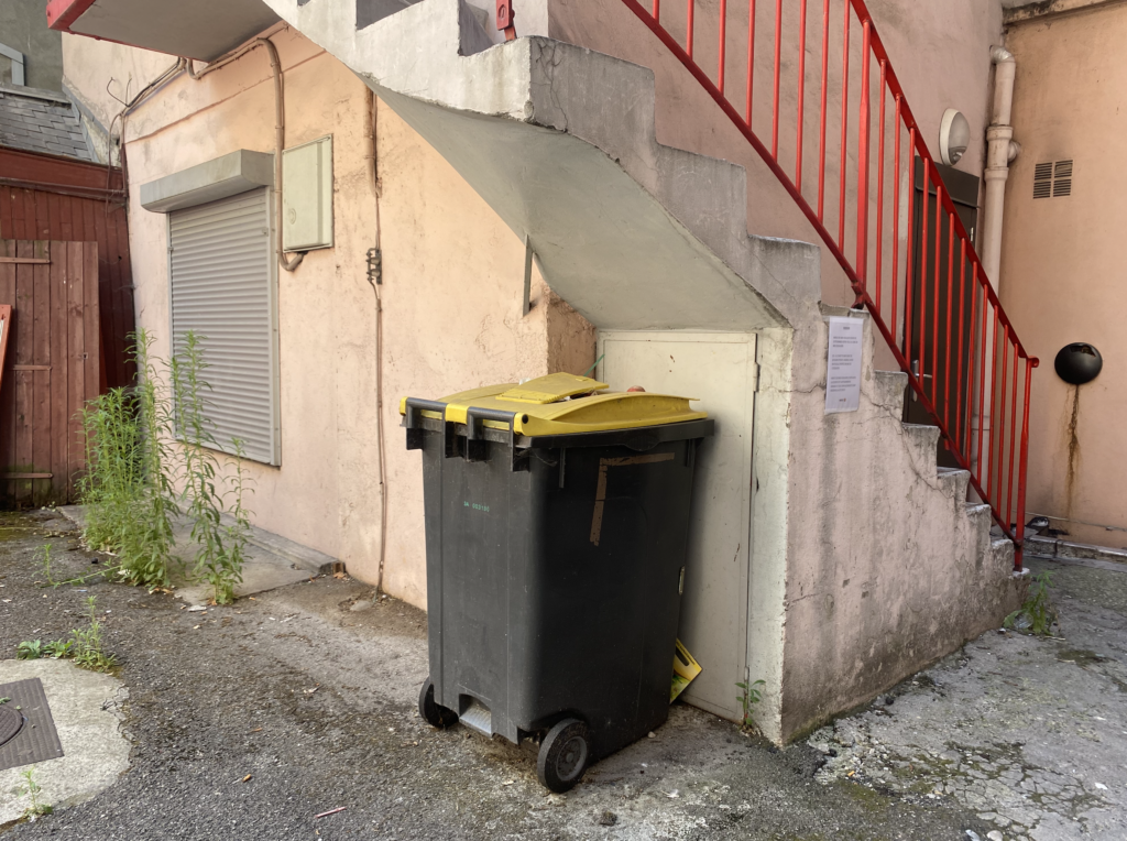 acces-aux-poubelles-appartement-mystery
